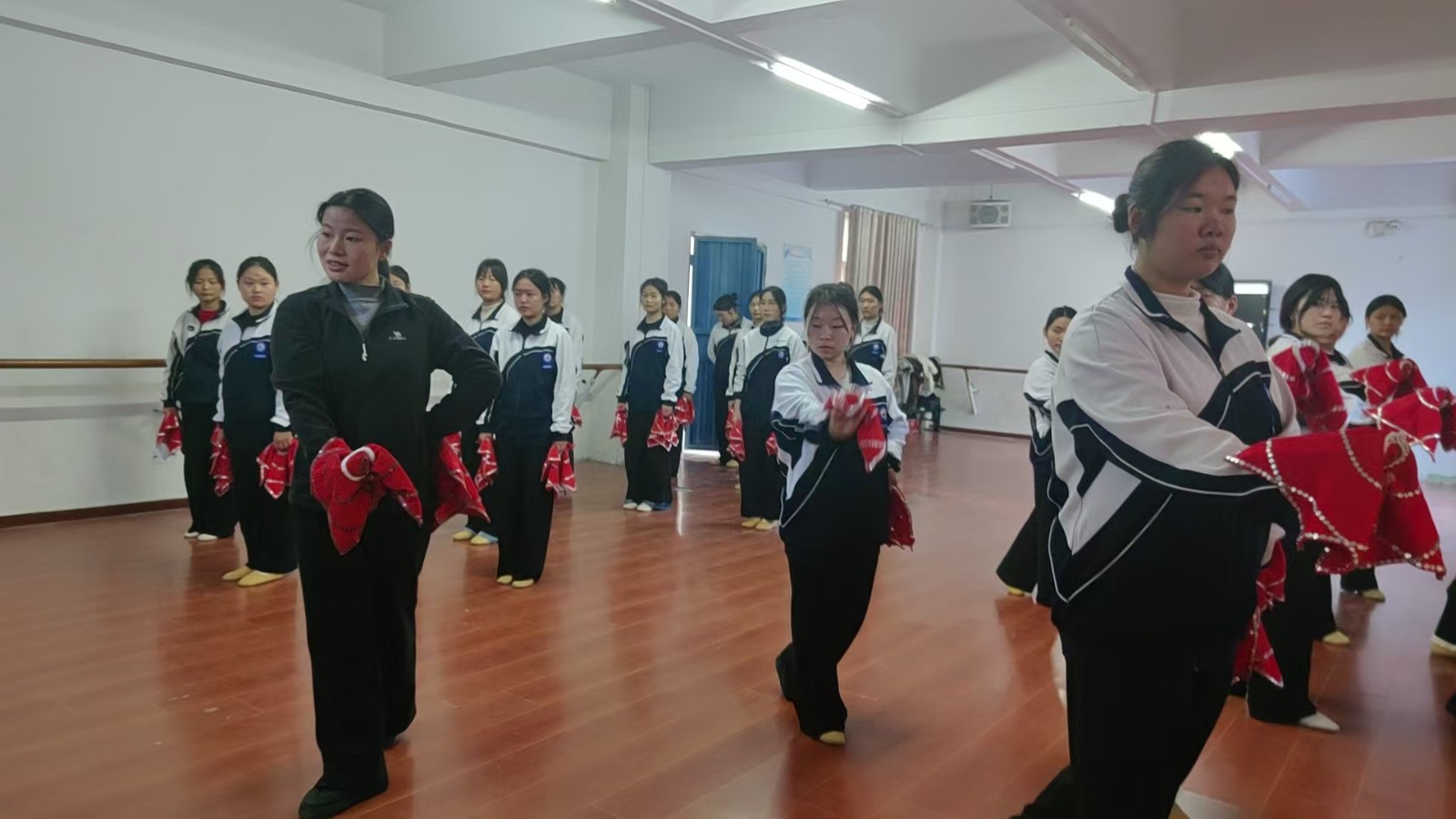 微信图片_20251202180303_90_6.jpg 微信图片_20251202180303_90_6.jpg