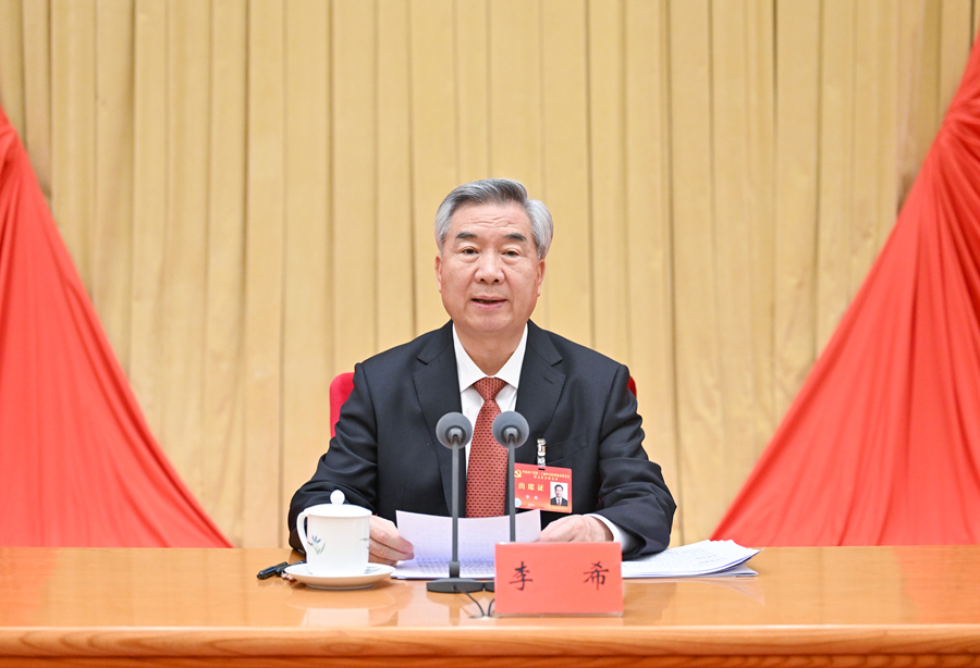 1月12日，中国共产党第二十届中央纪律检查委员会第五次全体会议在北京开幕。中共中央政治局常委、中央纪律检查委员会书记李希代表中央纪律检查委员会常务委员会作题为《以更高标准、更实举措推进全面从严治党，为实现“十五五”时期目标任务提供坚强保障》的工作报告。